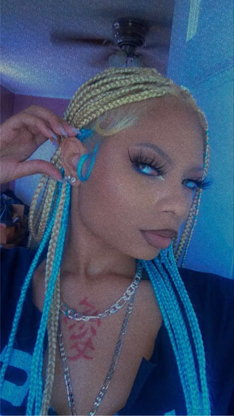 Hair Color Inspiration Peekaboo, Blonde Braids With Peekaboo, Sky Blue Knotless Braids, Knotless Braids With Front Color, Blonde And Teal Hair Peekaboo, Two Colored Braids Black Women, Blonde And Blue Braids Black Women, Blonde Blue Braids, Blue And Blonde Knotless Braids