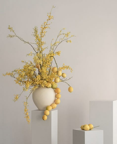 Flower Arrangements With Lemons, Oncidium Orchids Arrangement, Modern Sunflower Arrangements, Lunar New Year Flowers, Lemon Flower Arrangements, Lemon Arrangements, Wedding Ikebana, Fruit And Flower Arrangements, Vietnam Flowers