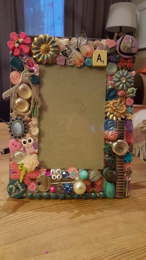 Collage On Furniture, Decorating Frames Ideas, Junk Picture Frames, Crafty Picture Frames, Decorated Frames Ideas, Artsy Diy Gifts, How To Decorate Picture Frames, Embellished Picture Frames, Handmade Picture Frames Diy