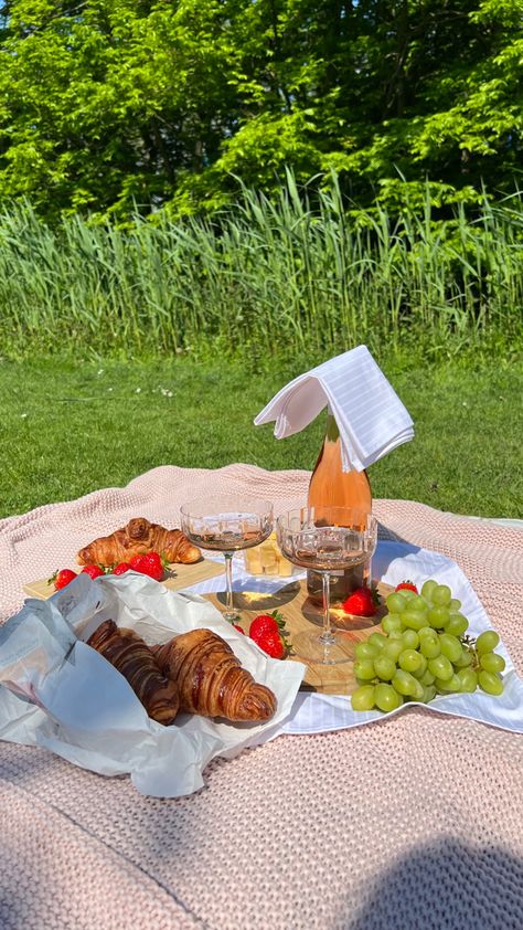 Romantic picnic ideas Romantic Picnic Set Up, Simple Picnic Ideas For Couples, Picnic Anniversary Ideas, Picnic Set Up Ideas Simple, Simple Beach Picnic, Couple Summer Photoshoot, Bridgerton Picnic, Romantic Picnic Ideas, Simple Picnic