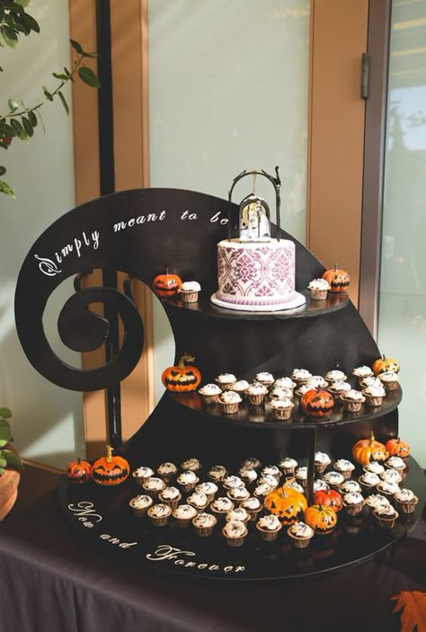 Nightmare Before Christmas Baby, Nightmare Before Christmas Party, Spooky Wedding, Nightmare Before Christmas Wedding, Halloween Wedding Ideas, Dekorasi Halloween, Simply Meant To Be, Halloween Themed Wedding, Nightmare Before Christmas Halloween