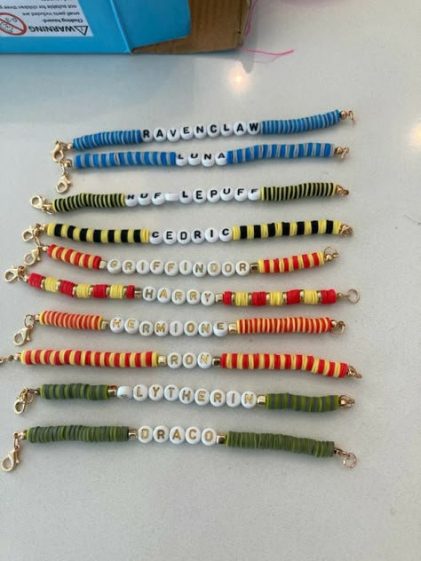 Hufflepuff Clay Bead Bracelet, Harry Potter Clay Bead Bracelets, Slytherin Clay Bead Bracelet, Colors That Go Together Bracelets, Diy Harry Potter Bracelets, Harry Potter Diy Jewelry, Harry Potter Accessories Diy, Harry Potter Inspired Bracelets, Harry Potter Seed Bead Bracelet