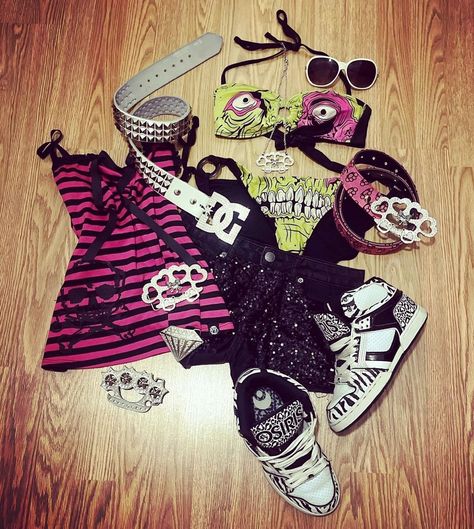 to save • Instagram Two Belts Outfit, Scene Clothes 2000s, Scene Style Outfits, Scene Outfits 2000s, Scene Outfit Ideas, Scene Outfits Aesthetic, Outfit Inspo Alt, Scene Kid Outfits, Scene Belt