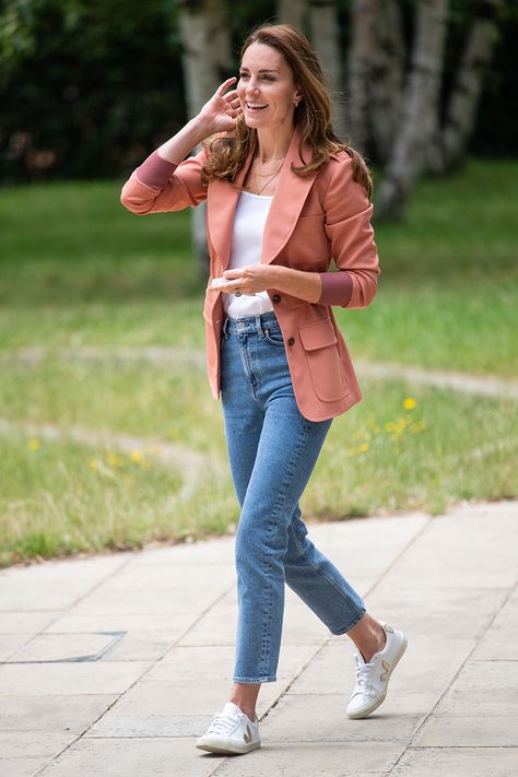 Kate Middleton just wore mom jeans with trainers for her latest appearance- CosmopolitanUK Mom Jeans Blazer Outfit, Kate Middleton Stil, Moda Kate Middleton, Jeans And Sneakers Outfit, Looks Kate Middleton, Jeans Blazer, Look Office, Look Jean, Mom Jeans Outfit