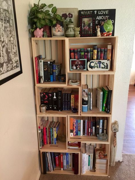 Wooden Crate Library, Wooden Crate Bookcase, Diy Shelves For Bedroom, Wooden Crates Bookshelf, Stacked Wooden Crates, Storage For Random Things, Wooden Bookshelf Ideas, Simple Wooden Bookshelf, Wooden Furniture Aesthetic