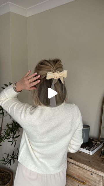 LAURA BYRNES on Instagram: "Love this easy festive hairstyle of tying a ribbon in a bow on your hair clip! 🎀🫶✨" Hairstyles With Bow Clips, Laura Byrnes, 2023 Love, How To Tie Ribbon, December 16, Hair Clip, Hair Clips, Love This, Ribbon