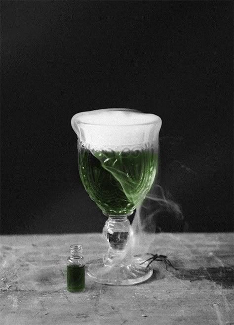 Green Potion Aesthetic, Green Poison Aesthetic, Plague Aesthetic Green, Ceryse Hightower, Green Aesthetic Pictures, Green Bone Saga, Ouat Aesthetic, Slytherin Oc, Green Potion