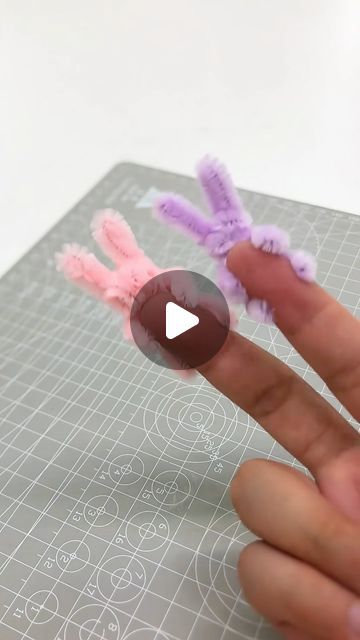 Fuzzay - Joyful Pipe Cleaner Crafts on Instagram: "🐰✨ Made this adorable pipe cleaner bunny in just 20 seconds! Who's up for a crafting challenge? Show me your creations and tag me!   #fuzzay #pipecleaners #diy #handmade #handmadecrafts #giftideas #HandmadeWithLove #DIYHomeDecor #gift #happy #stressfree #creative #etsyseller #education #teacherlife #teachers #classroomactivities #parenting #family #kidscrafts #funwithkids #homecrafts #afterwork #stressrelief #hobby #innovation #FamilyFun #CraftingFun #DIYBunny #QuickCrafts" Crafts To Do When Bored, Early Years Activities, Pipe Cleaner Animals, Pipe Cleaner Art, Inexpensive Gift Ideas, Class Crafts, Pipe Cleaner Flowers, Diy Fashion Scarf, Pipe Cleaner Crafts