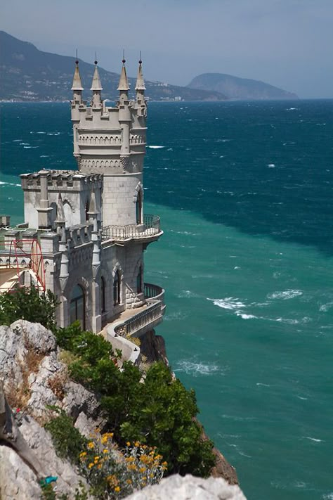 "Swallow's Nest" Castle, Ukraine Sea Castle, Alnwick Castle, Famous Castles, Chateau France, Hidden Beach, Beautiful Castles, Swallows, Bhutan, Angkor