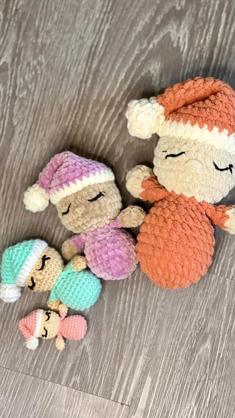 Bernat Baby Doll - ekayg crafts Bernat Yarn Amigurumi, No Sew Crochet Bunny Pattern Free, Free Crochet No Sew Pattern, Amigurumi No Sew Free Pattern, No Sew Crochet Amigurumi Free, Crochet Baby Gift Ideas, Crochet No Sew Amigurumi Free Pattern, Crochet Mini Plushies, No Sew Amigurumi Free Pattern