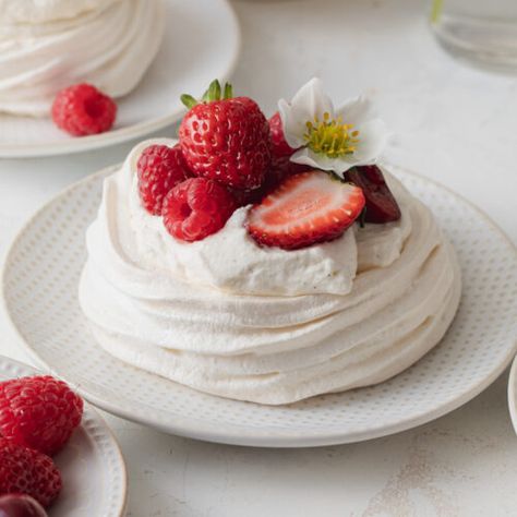 The Perfect French Meringue Recipe - Style Sweet Merange Cake, Meringue Desserts Ideas, Merengue Recipe Easy, French Meringue Recipe, Small Batch Meringue, Best Meringue Recipe, Mile High Meringue Recipe, Classic Pavlova, Never Fail Meringue Recipe