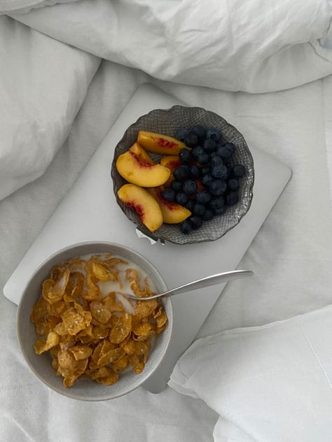 Cornflakes Aesthetic, Cornflakes Breakfast, Flake Recipes, Healthy Food Menu, Foodie Instagram, Fruit Breakfast, Food Displays, Cheat Meal, Food Inspo