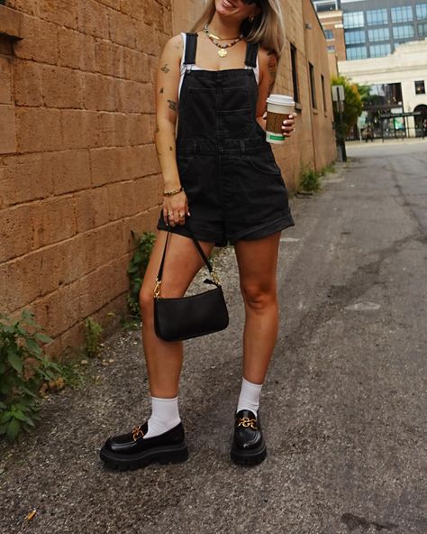 autumn = denim overalls szn Black Short Overalls Outfit, Shorts Overalls Outfit, Overalls Outfit Short, Black Overalls Outfit, Black Short Overalls, Black Denim Overalls, Overalls Outfit, Black Overalls, Denim Overalls