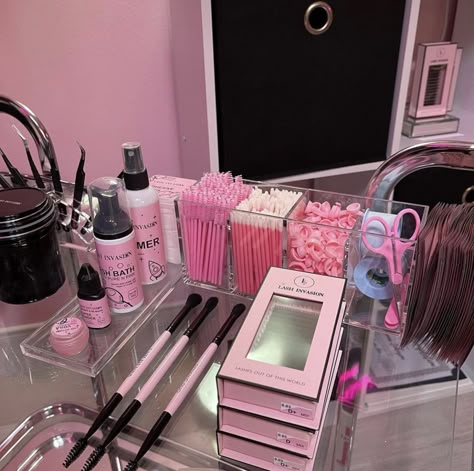 Graduating Esthetician School, Modern Esthetician Room, Lash Organization Ideas, Lash Cart Ideas, Lash Cart Set Up, Lash Organization, Pink Lash Room, Mua Room, Room Decor Ideas Pink