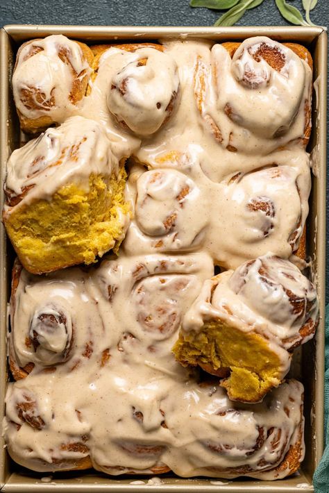 If you're a lover of Fall spices and sweet flavor, then these Homemade Pumpkin Chai Cinnamon Rolls are the best thing you’ll ever taste! Loopy Whisk Cinnamon Rolls, Fall Cinnamon Desserts, Fall Food Breakfast, Chai Tea Baking Recipes, Easy Fall Cinnamon Rolls, Cozy Fall Dessert Recipes, Pumpkin Chai Loaf, Fall Recipes Sweet, Chai Spice Cinnamon Rolls