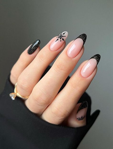 New Years Nail Designs, Sparkle Nails, Winter Nail Designs, Festival Nails, New Year's Nails, Black Christmas, Xmas Nails, Christmas Nail Designs, Chic Nails