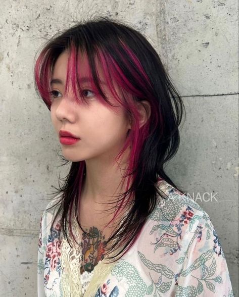 Short Hair Haircolour, K Pop Hair Dye Ideas, Half Light Brown Half Dark Brown Hair Split, Bleached Bangs And Underneath, Black And Pink Hair Bangs, Hair Streaks Short Hair, Alternative Hair Bangs, Pink Streaks In Brown Hair Short, Highlights In Bangs