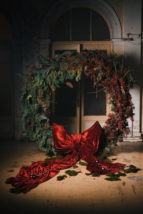 18 Christmas Wedding Ideas That will Make your Winter Wedding in Greece Magical! – Ellwed Santa Photos Backdrop, Christmas Wedding At Home, Holiday Party Photo Backdrop, Christmas Bar Decor, Business Christmas Decor, Christmas Photo Op, Christmas Event Decor, Traditional Christmas Decor Ideas, Giant Wreath