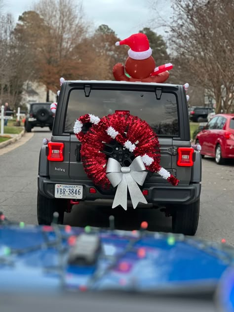 Christmas Lights On Jeep Wrangler, Jeep Christmas Wreath, Holiday Jeep Decorations, Jeep Tire Christmas Decorations, Decorating Car For Christmas, Thanksgiving Jeep Decorations, Jeeps Decorated For Christmas, Jeep Wreath Christmas, Jeep Tire Christmas Wreath