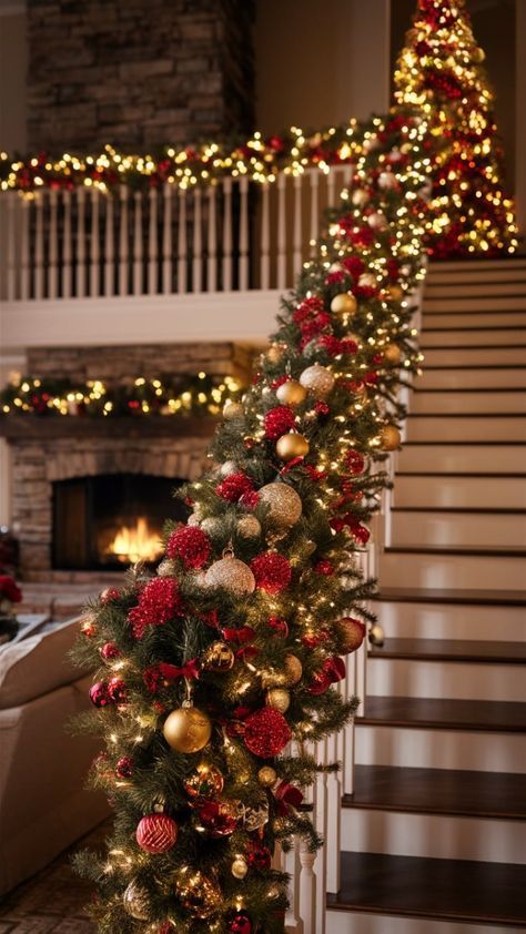 Tradition Christmas Decor, Christmas Stair Decor Ideas, Romantic Christmas Decor, Simple Modern Christmas Decor, Modern Traditional Christmas Decor, Christmas Decor Ideas Gold, Christmas Decorated House, Christmas Decor Ideas Red, Red Christmas Decor Ideas