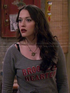 Max's 'Brooklyn Hearted' sweatshirt on 2 Broke Girls Kat Denning Outfit, Two Broke Girls Max, Max Black Outfits, Max Black Icon, Max Black Aesthetic, 2 Broke Girls Max Black, 2 Broke Girls Aesthetic, Kat Dennigs, Darcy Lewis