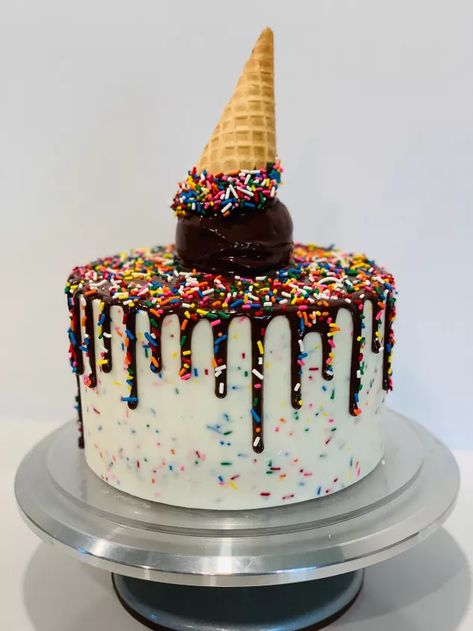 Melting Ice Cream Cake, Melting Ice Cream, Anniversaire Diy, Cake Frosting Recipe, Ice Cream Cakes, Dessert Dips, Cream Cakes, Box Cake Mix, Drip Cake