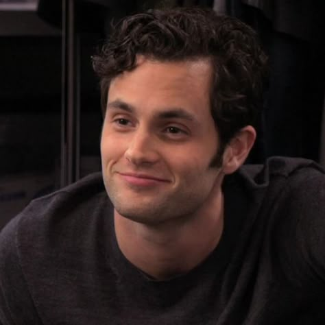 dan humphrey from gossip girl looking at blair waldorf Dan From Gossip Girl, Gossip Girl Dan Humphrey, Dan Humphrey Aesthetic, Penn Badgley Gossip Girl, Nate And Blair, Chuck And Nate, Boyfriend Cake, Dan Gossip Girl, Gossip Girl Characters