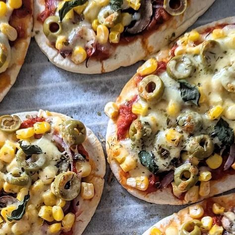 Pitta Bread Pizza Pitta Pizza, Pitta Bread, Snack Lunch, Bread Pizza, Pita Bread, Pizza Bread, Pizza Toppings, Side Salad, Kids Food