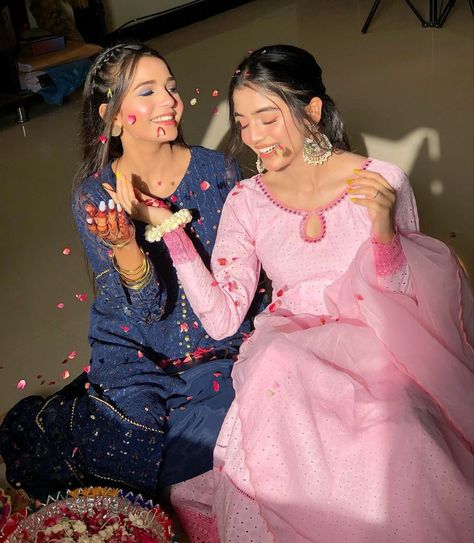 Sisters Goals Aesthetic, Friends Dpz, Laiba Khan, Sardar Fashion, Sister Photoshoot, Burgundy Quinceanera Dresses, Simple Indian Suits, Duo Poses, Sisters Goals