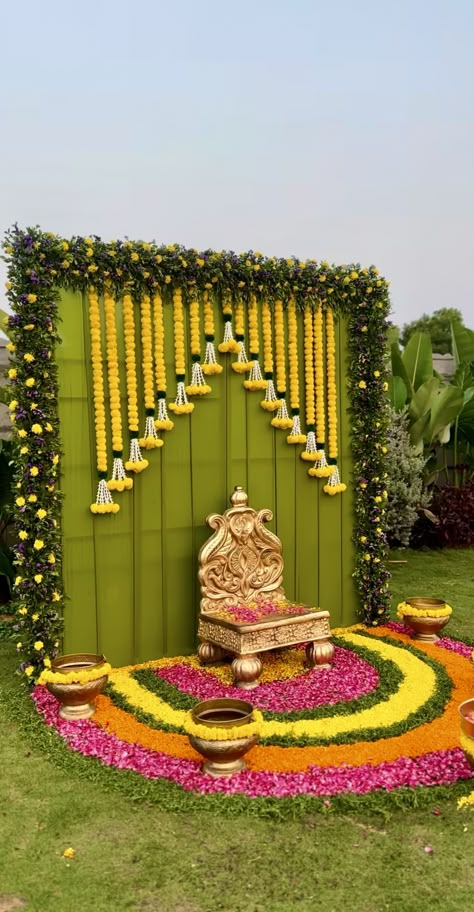 Haldi Events, Simple Haldi Decoration, Haldi Decorations, Stage Decoration Photos, Leaf Decor Wedding, Haldi Ceremony Decorations, Haldi Decoration Ideas, Small Wedding Decor, Engagement Stage Decoration