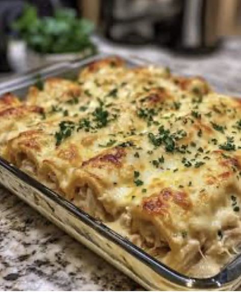 Leona recipes - 🍝 Garlic Parmesan Chicken Lasagna Roll-Ups... Chicken Lasagna Rolls, Dorito Chicken, Chicken Meatloaf, Chicken Roll Ups, Chicken Roll, Lasagna Rollups, Lasagna Roll, Lasagna Recipes, Chicken Lasagna