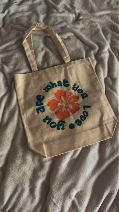 Painted tote bag from hobby lobby Beach Tote Bag Painting Ideas, Painted Tote Bag Aesthetic, Tote Bag Painting Ideas Aesthetic, Hibiscus Flower Tote Bag, Hibiscus Tote Bag, Tote Bag Painting Ideas, Hibiscus Flower Drawing, Bag Painting Ideas, Decorated Tote Bags