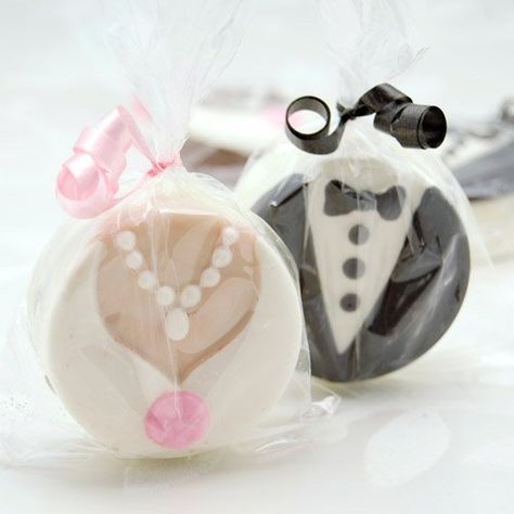 bride and groom cookie Wedding Oreos, Wedding Chocolates, Tuxedo Card, Covered Oreo Cookies, Cookie Wedding Favors, Cookie Balls, Chocolate Wedding, Oreo Pops, Covered Oreos