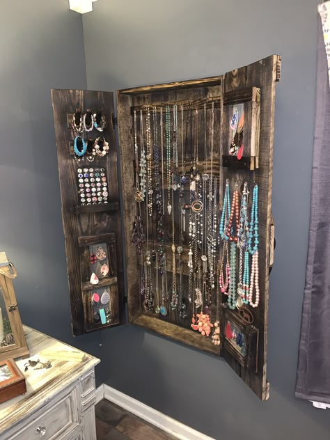 Wood Projects Jewelry Holder, Diy Western Jewelry Holder, Jewlrey Organization Wall Diy, Western Jewelry Holder, Pallet Jewelry Holder, Diy Jewelry Wall, Rustic Jewelry Organizer, Create Pin, Western Bedrooms