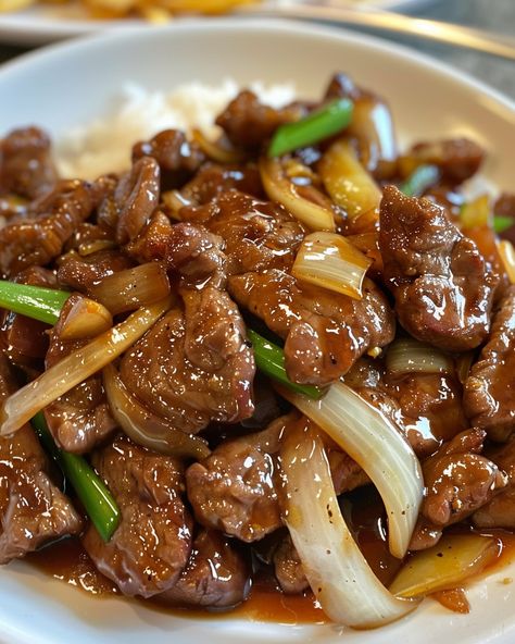 CHINESE BEEF AND ONION STIR FRY 🥢 Ingredients: 300g beef sirloin, thinly sliced 1 large onion, thinly sliced 2 cloves garlic, minced 1 tbsp ginger, minced 2 tbsp soy sauce 1 tbsp oyster sauce 1 tbsp hoisin sauce 1 tbsp cornstarch 2 tbsp vegetable oil 1/2 cup beef broth 1 tsp sesame oil 2 green onions, chopped (optional) Salt and pepper to taste Directions: Step 1: Marinate the Beef In a bowl, combine the sliced beef, 1 tablespoon of soy sauce, cornstarch, and a pinch of salt and pepper. Mix... Greek Stir Fry, Mongolian Beef Recipe, Chinese Beef, Mongolian Beef Recipes, Large Family Meals, Garlic And Ginger, Chinese Cooking Recipes, Recipe For Dinner, Beef Sirloin