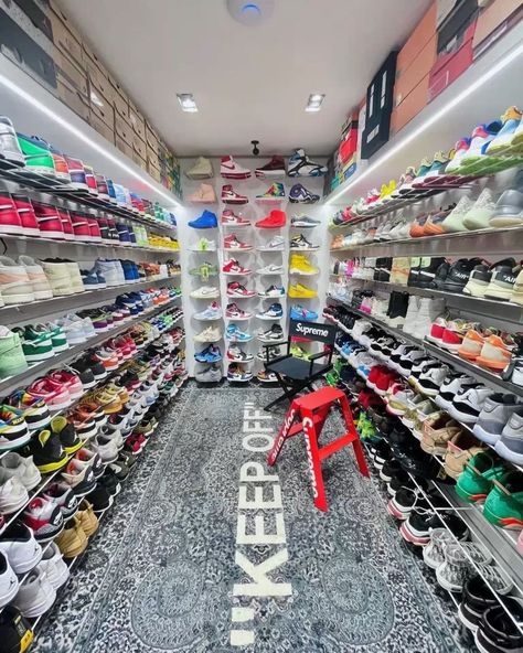 Sneakerhead Bedroom, Kasut Nike, Sneaker Room, Sneakerhead Room, Shoe Store Design, Sneaker Closet, Hypebeast Room, Shoe Room, Sneak Attack