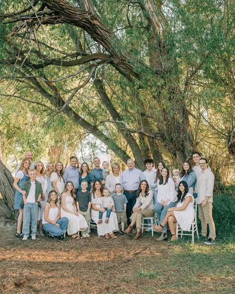 Large Family Group Photos, Large Group Family Pictures, Big Family Portrait Poses, Family Culture, Big Group Family Pictures, Large Family Portrait Poses, Different Types Of Families, Family Photos Big Family, Big Family Photoshoot Ideas Group Poses