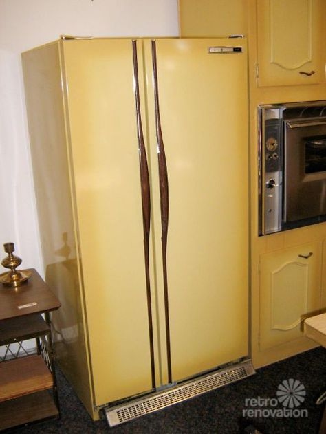 harvest-gold-kitchen--3 -- looks EXACTLY like the one my parents bought in 1972!! 70s Appliances, 70s Fridge, Green And Gold Kitchen, Gold Fridge, Top Kitchen Colors, Avocado Color, Retro Homes, Retro Kitchen Accessories, Vintage Rooms