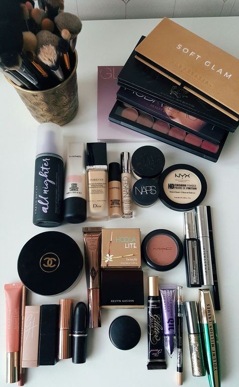 Minimalistic Makeup, Makeup Collection Storage, Penyimpanan Makeup, Makeup Collection Goals, Ysl Makeup, Makeup Favorites, Alat Makeup, Expensive Makeup, Minimalist Makeup