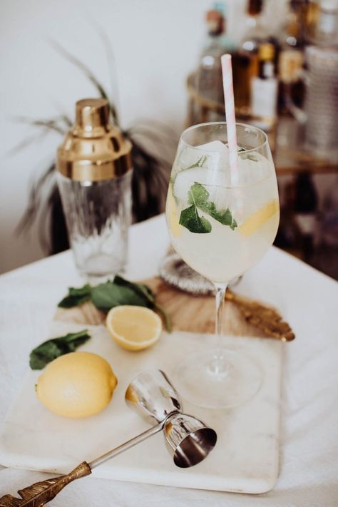 Non Alcoholic Sangria, Elderflower Cocktail, Lemon And Mint, Cocktails And Mocktails, Lemon Drink, Non Alcoholic Cocktails, Alcoholic Cocktails, Mocktail Recipes, Lemon Mint