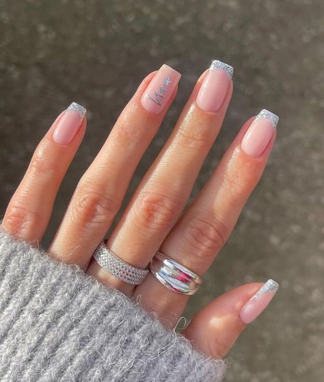 Sweater Nails Christmas, Silver Christmas Nails, Christmas Nails Glitter, Biab Nails, December Nails, Christmas Gel, Silver Nail, Christmas Nails Easy, Christmas Gel Nails