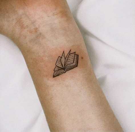 Book Garden Tattoo, Tattoos For Readers, Small Book Tattoo, Bookworm Tattoo, Book Inspired Tattoos, Sacred Geometry Tattoos, Tattoos Dotwork, Tattoos Abstract, Tattoos Colorful