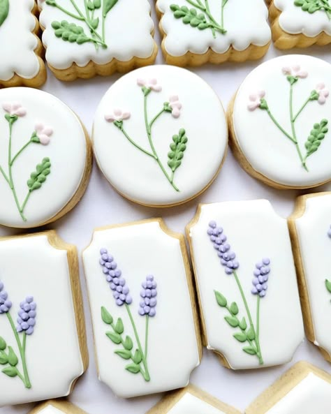 Wild flowers mini cookies. I'm in ❤️ #floralcookies #wildflowers #wildflowercookies #custombiscuits #customcookiesireland #cookiesdublin #cookiesireland #minicookies #dublincookies #decoratedsugarcookies #sugarcookies Wedding Cookies Decorated, Purple Cookies, Royal Icing Cookies Recipe, Wedding Shower Cookies, Lavender Cookies, Flower Sugar Cookies, Crazy Cookies, Pink Cookies, Icing Flowers