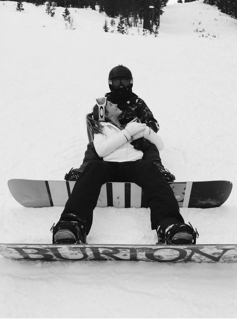 Couple Snowboarding Pictures, Like Snow We Fall, Snowboarding Couple, Snowboard Pictures, Snowboarding Pics, Mode Au Ski, Ski Trip Aesthetic, Snowboarding Pictures, Ski Pictures