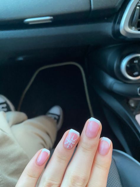 Short French Tip Acrylic Nails With Snowflake, Pink Nails White Snowflake, French Tips With Christmas Design, French Tip Nails With Design Christmas, Snow Flake French Tip Nails, Short Biab Nails Winter, White Snowflake Nails Short, Simple Christmas Nails Short French Tip, Short Nails Snowflake