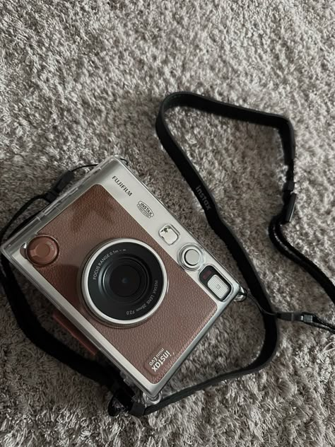 Vintage Polaroid Camera Aesthetic, 90s Camera Aesthetic, Polaroid Diary, Polaroid Camera Aesthetic, Fujifilm Aesthetic, Camera Aesthetic Vintage, Old Polaroid Camera, Instax Mini Evo, Vintage Polaroid Camera