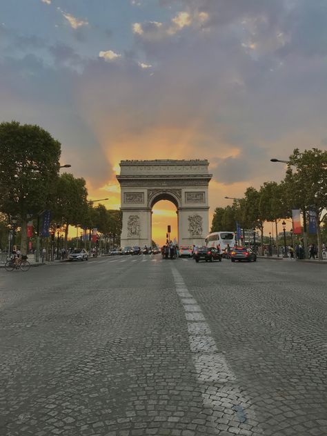 Champs De Elysees, Champs Elysees Aesthetic, Champs Elysees Paris, A Day In Paris, Champs Élysées, France Aesthetic, Paris Wallpaper, Paris Place, Picture Places