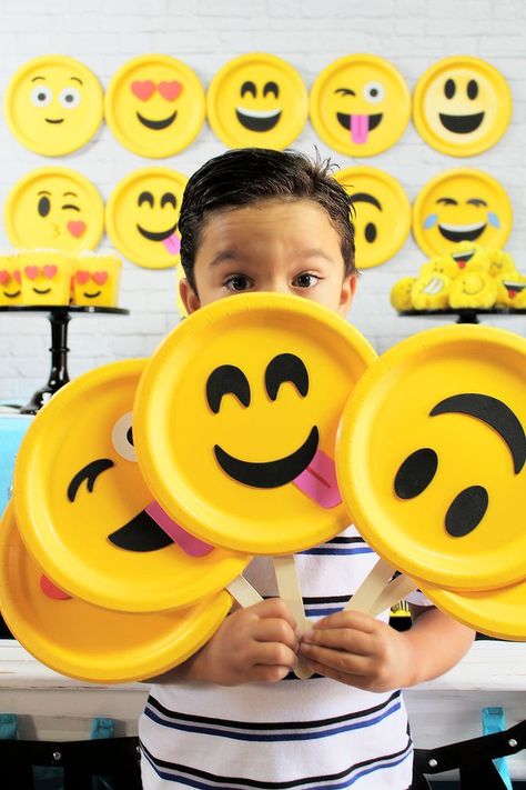 Emoji Props, Background Emoji, Idea Background, Party Emoji, Emoji Craft, Emoji Birthday Party, Emoji Party, Emoji Birthday, Diy Event