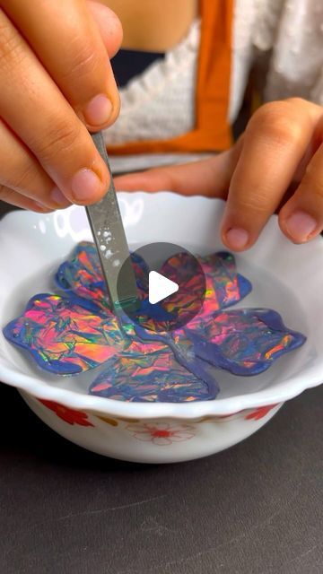 Resin Art How To Videos, Resin How To Make Diy, Easy Resin Projects For Beginners, Easy Diy Resin Projects, Resin Color Ideas, Resin Techniques Videos, Simple Resin Art, Resin And Cricut Projects, Epoxy Clay Art