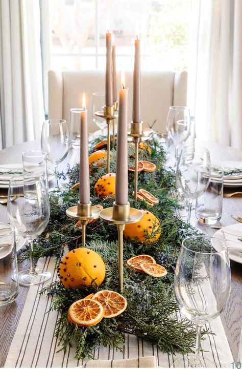 Classic Christmas Centerpieces, Simple Thanksgiving Table, Diy Christmas Table, Dinner Decor, Inexpensive Christmas, Classic Christmas Decorations, Christmas Dining Table, Christmas Dinner Table, Christmas Table Centerpieces